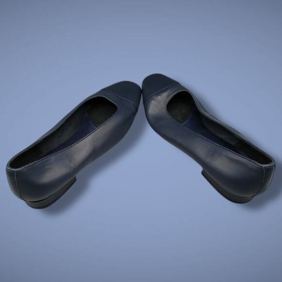 NWOT Women's Size 10 VANELI Navy Blue Leather Cap Toe Low Heel Shoes - Picture 2 of 6